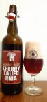 Matuska - Cherry California 12°, Barrel aged APA s visni lahev a sklenice